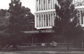 Fotografías de los edificios que albergan las diferentes facultades en el campus de la ciudad uni...