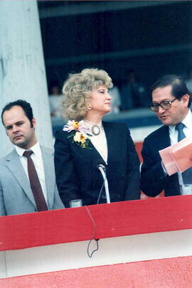 Fotografías de Rosemary Karpinsky, Presidenta de la Asamblea Legislativa, y otros funcionarios lu...