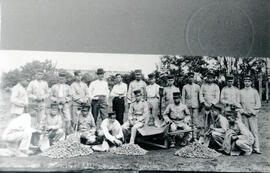 Fotografía con la imagen de un grupo de estudiantes acompañados por el Profesor de Agricultura, m...