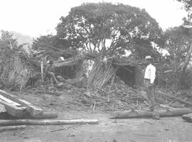 Negativos de los daños ocasionados por el terremoto del 13 de 04. Se observan: viviendas, vegetac...