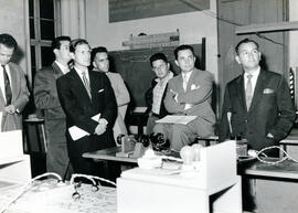 Fotografía con la imagen del Ing. Keith demostrando electromecánica a un grupo de Ministros y otr...