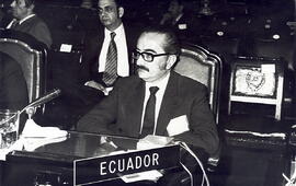 Fotografía con la imagen de una conferencia de Cancilleres realizada en el Teatro Nacional en 197...