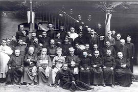 Fotografía del clero Josefino posando durante una reunión en el Seminario hacia el año de 1929. S...