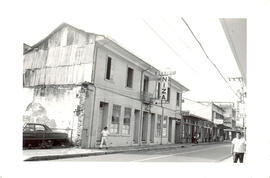 Fotografía del edificio de la Pensión Niza de frente, situado en avenidas 4 y 6, calle central, a...
