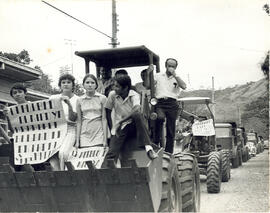 Fotografía de maquinaria y equipo en Nicoya , se ve al Ingeniero Rodolfo Silva, Ministro de Obras...