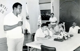 Fotografía de los miembros de mesa en el II Congreso Estudiantil realizado en el Centro Regional ...