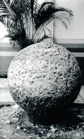 Fotografía de una esfera de piedra en Buenos Aires de Puntarenas