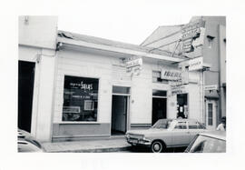 Fotografía de la parte frontal del edificio de la Optica Salas. Situado en avenida 3 y 5. San Jos...