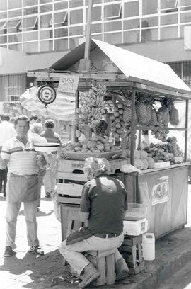 Fotografía con la imagen de un puesto de venta ambulante de frutas, ubicado en una esquina de la ...
