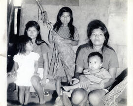 Fotografía de un grupo familiar indígena de Talamanca. Limón