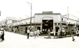 Fotografías con imágenes del edificio del Mercado Central en sus costados noroeste y noreste. Se ...