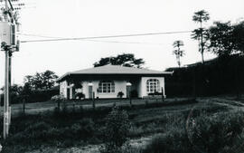 Fotografía de una casa de habitación moderna, situada dos kilómetros al sur de San Isidro de El G...