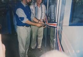 Fotografía de Jorge Sauma, gerente general, con camisa azul con beige y pantalón beige, y un homb...