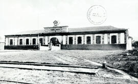 Fotografía de la fachada del edificio del Cuartel Principal de Policía, tomada en 1909. Se observ...