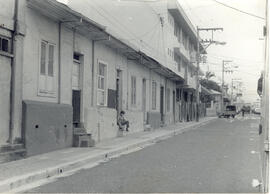 Fotografía de casas frente a la Escuela España. Situadas en avenidas 6, calles 9 y 11. San José