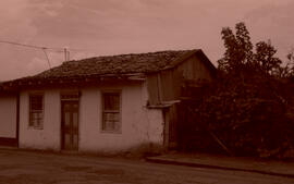 Negativo de una casa de adobe ubicada al costado oeste del parque de Santo Domingo. Heredia