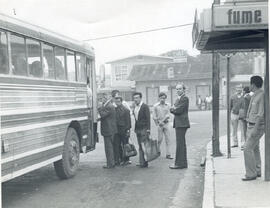 Fotografías que muestran las labores de inspección de buses y taxis en Hatillo. Se aprecia al Ing...