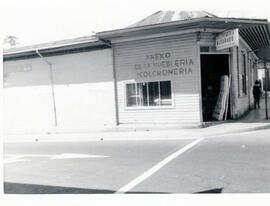 Fotografía del edificio de la Colchonería Alvarado, situado en avenida 1, calle 4. Alajuela. Cost...
