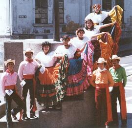 Fotografía del grupo de bailes folclóricos del Archivo Nacional, tomadas con ocasión de la exhibi...
