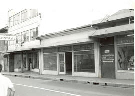 Fotografía del edificio de Abrigos Aidelina. Situado en avenida 2, calles 8 y 10, acera Norte San...