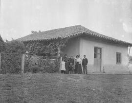 Negativos del Tejar del Guarco, Cartago. Aparecen imágenes sobre: casas con techos de teja, famil...