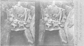 Fotografías estereoscópicas de sepulturas indígenas. Alto del Cardal. Aparece la familia de Marín...