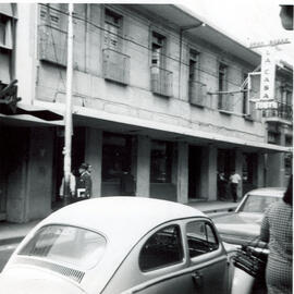 Fotografía del edificio del Gran Bazar La Casa, situado en avenida 0, calles 3 y 5, acera sur . S...