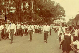 Fotografía del desfile del 12 de octubre en Limón, se aprecia la Banda del Colegio NocturnoLimón
