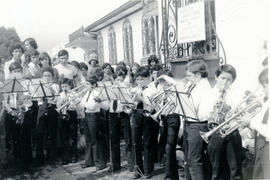 Fotografías con imágenes de la Banda de la Escuela Buenaventura Corrales mientras interpreta un p...