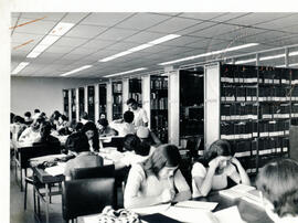 Fotografías con imágenes de la Biblioteca Carlos Monge Alfaro. Se aprecian diferentes vistas inte...