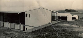 Fotografías de las instalaciones del Liceo de Juan Viñas. Construcción de tres pabellones, con ci...