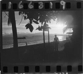 Fotografías de una playa. Se observa gente a la orilla del mar, un barco, un muelle, el atardecer...