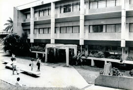 Fotografía con la imagen del edificio administrativo A y Registro de la Universidad de Costa Rica...