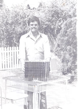 Fotografía de Miguel Araya funcionario de la Sección de Microfilm del Archivo Nacional San José