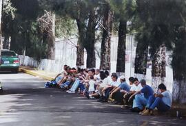 Fotografía de personal de CORBANA S.A. descansando en el parqueo de la Corporación Bananera Nacional