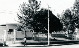 Fotografías con imágenes del edificio del Colegio Unesco, situado 1 kilómetro al oeste y otro al ...