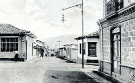 Fotografía de una calle y tres esquinas de la ciudad de Heredia, tomada en 1909. Se observan los ...