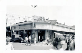 Fotografía de la Farmacia Iris. Situada en avenida 0, calle 8. Vista de frente. San José, Costa Rica