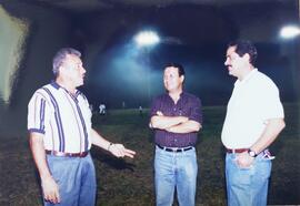Fotografía de la inauguración cancha de fútbol, de izquierda a derecha Juan Jose Mey, Álvaro Rodr...