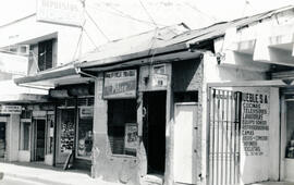 Fotografía de varios negocios entre ellos el Bar La Vieja Piragua, en avenida 5, calle 6 y 8, ace...