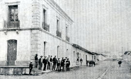 Fotografía de la calle norte tomada desde la esquina sureste del edificio Pirie. Se observa al pi...