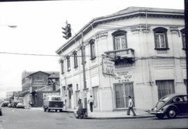 Contacto. Vista del edificio del Restaurante Sai Wu, edificio esquinero. San José