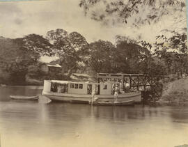 Fotografía en albun del río Bebedero. Se observan lanchas, personas y alrededores del lugarBagace...