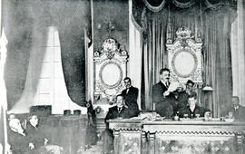 Fotografía con la imagen de la toma de posesión del Presidente electo don Julio Acosta García San...
