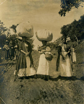 Fotografía de campesinas. Se observan tres mujeres, en primer plano, descalzas con blusa y falda ...