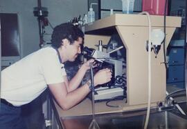 Fotografías de personal realizando actividades de laboratorio