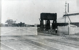 Fotografía de la línea ferroviaria que sirve como entrada y salida oeste a los patios en Limón. S...