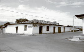 Negativo de la pulpería y verdulería El Danubio en el cantón Santo Domingo. Construcción de adobe...