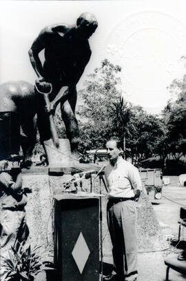 Fotografía de José María Figuerez Olsen, Ministro de Agricultura y Ganadería, ofrece discurso en ...