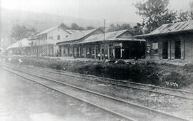 Fotografía de la línea ferroviaria que atraviesa la ciudad de Turrialba. Se observa algunas const...